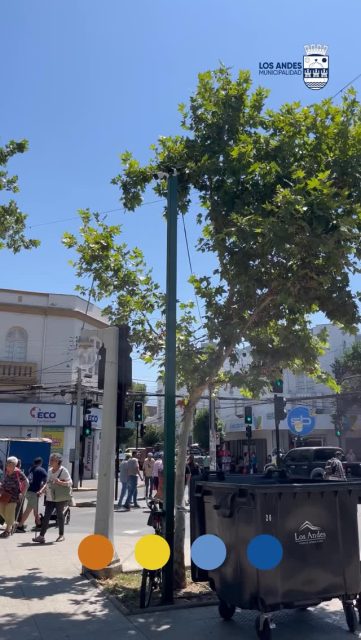 ¡Más seguridad! 📡 Instalamos nuevas cámaras de televigilancia en Plaza de Armas para recuperar nuestro espacio y decirle adiós a quienes dañan y se toman nuestro principal paseo peatonal. La plaza es de todos y la cuidamos juntos 🫱🏻‍🫲🏼
#LosAndes #Seguridad #CámarasdeTelevigilancia #PlazaDeArmas