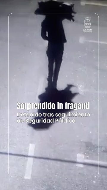 🚨 ¡Pillado infraganti! De madrugada nuestra Central de Comunicaciones detectó el robo a un local comercial. El seguimiento de un inspector municipal permitió alertar oportunamente a Carabineros, logrando la detención del antisocial. La coordinación y la vigilancia siguen dando resultados. 🫱🏻‍🫲🏼