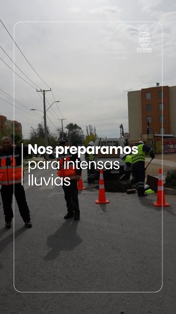 Nos preparamos entre todos 🌧️ Mientras los equipos municipales refuerzan las medidas preventivas ante el sistema frontal, recuerda que este viernes 17 se suspendieron las clases. 
🏡 Si puedes quédate en casa
🧹 Limpia canaletas y asegura objetos en el exterior. ¡La prevención nos cuida!