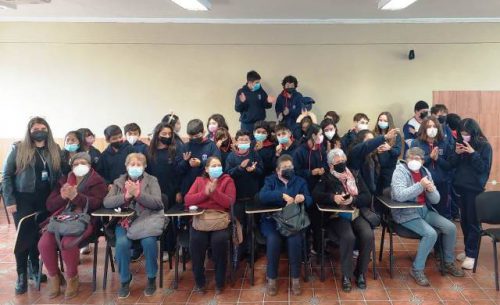 Taller “Conectados” une a Personas Mayores de Los Andes con estudiantes del Colegio Marista