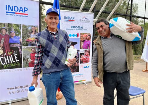 INDAP y municipio andino entregan apoyo a pequeños productores del Camino Internacional