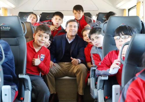 Niños y jóvenes de la educación municipal de Los Andes ya disfrutan de tres nuevos y modernos buses