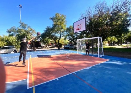 Vecinos de población Antonio López celebran mejoramiento de multicancha en su barrio