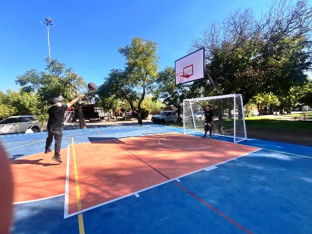 Vecinos de población Antonio López celebran mejoramiento de multicancha en su barrio