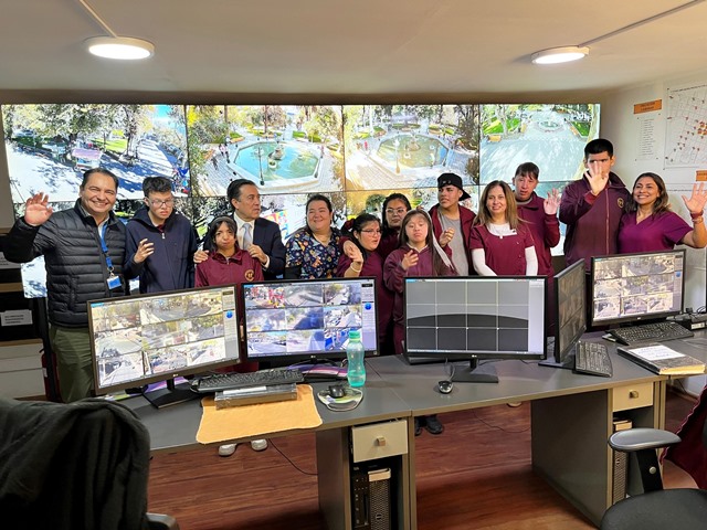 Jóvenes estudiantes de la Escuela Valle Andino visitan la Central de Monitoreo de la Municipalidad de Los Andes
