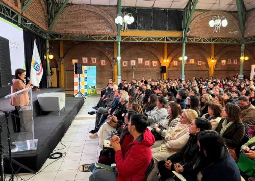 Amanda Céspedes encabezó charla magistral sobre parentalidad y salud mental en Los Andes
