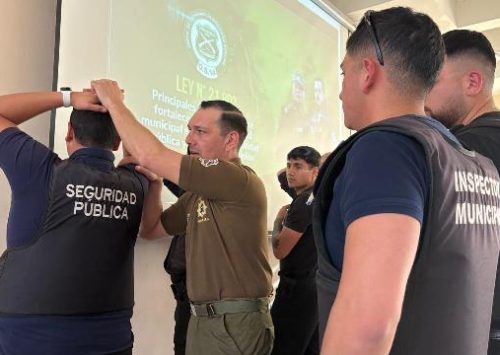 Inspectores de Seguridad Pública se capacitan en técnicas de reducción, esposamiento y uso de bastones retráctiles